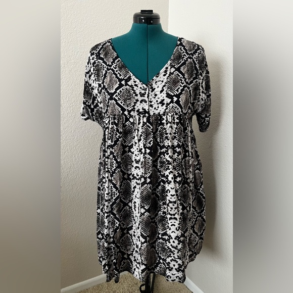 ZARA woman, black, grey, white, snake above the knee, mini dress size Medium (m) - Picture 3 of 4